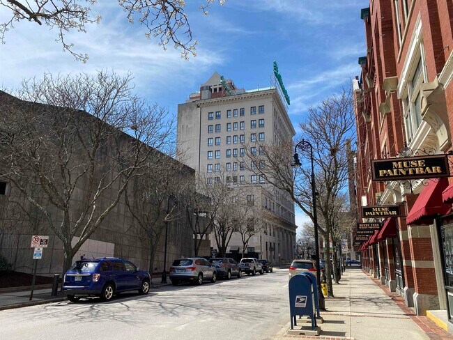 Building Photo - 875 Elm St