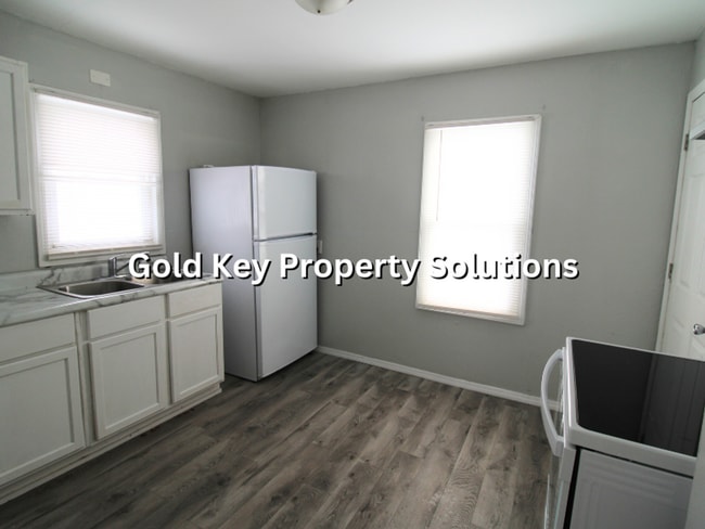 Building Photo - 2 BR 1 BA House with New Flooring and Paint (SECTION 8 APPROVED)