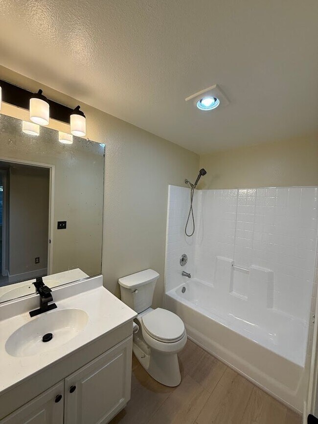 Building Photo - Beautiful 3 Bedroom 2 1/2 Bathroom Granada Hills Townhouse! Must See! Ready For Move-In!