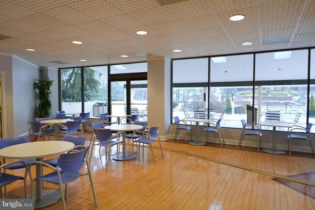 Building Photo - 307 Yoakum Pkwy