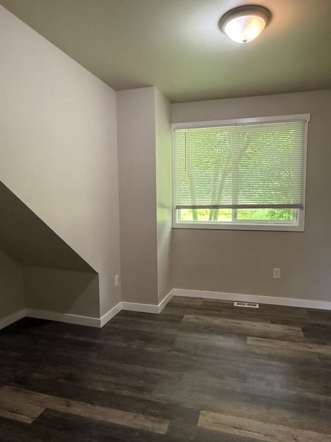 Building Photo - 3 Bedroom Home For Rent