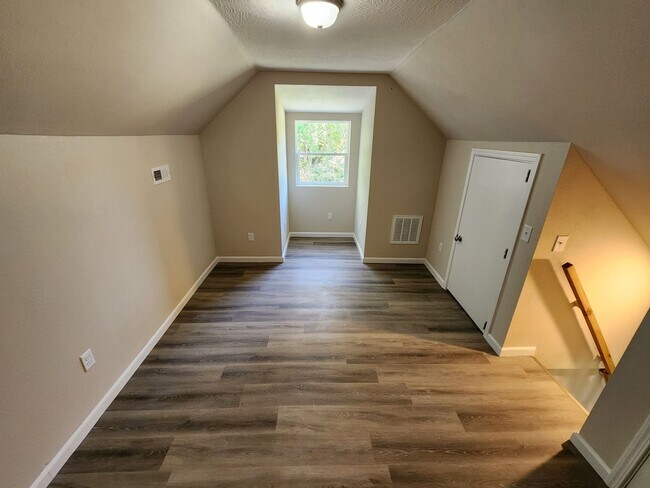 Building Photo - Spacious 3-Bedroom, 1-Bathroom Home AVAILABLE NOW!!