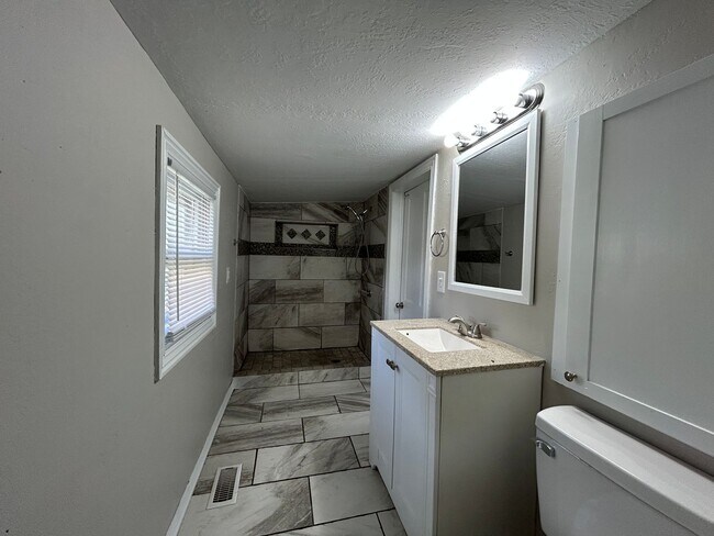 Building Photo - 2 Bed 1 Bath House - Walking Distance to D...