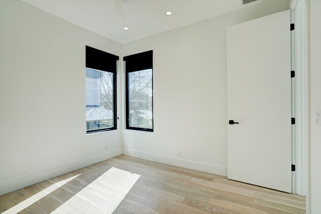 Building Photo - Spacious 3-Bedroom, 2.5-Bath Contemporary ...