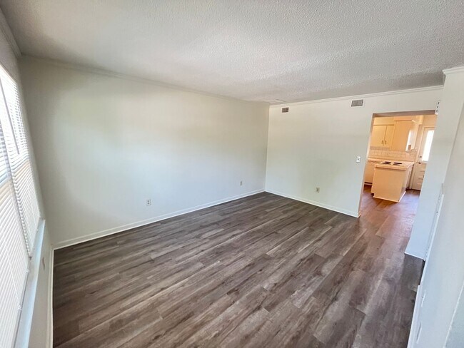 Building Photo - Two-Bedroom, 1.5 Bath Town Home Located near 48th Av North in Myrtle Beach!