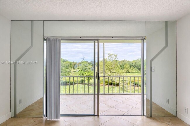 Building Photo - 950 Hillcrest Dr