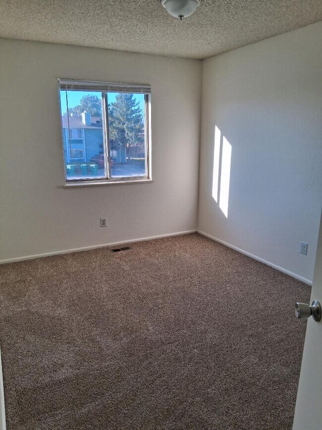 Building Photo - 573 Dawn Ct