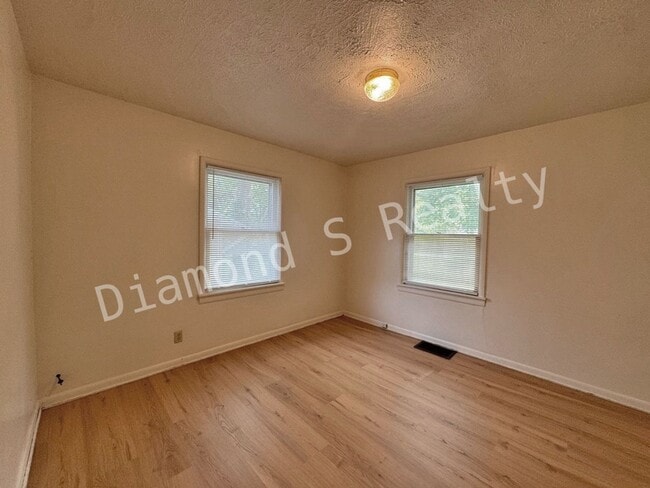 Building Photo - Cute 2 Bedroom Home Located Near Fort & Su...