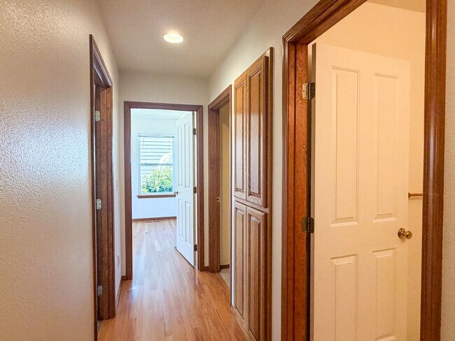 Building Photo - 364 SE Davis Ct