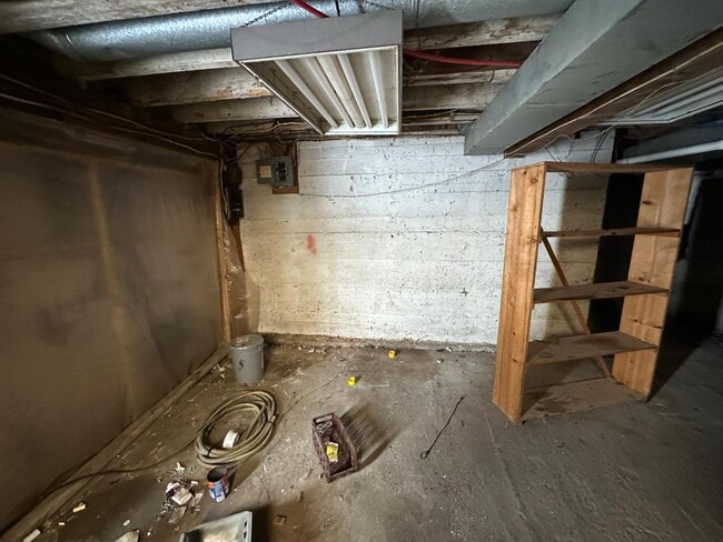 Building Photo - 210 E 7th St