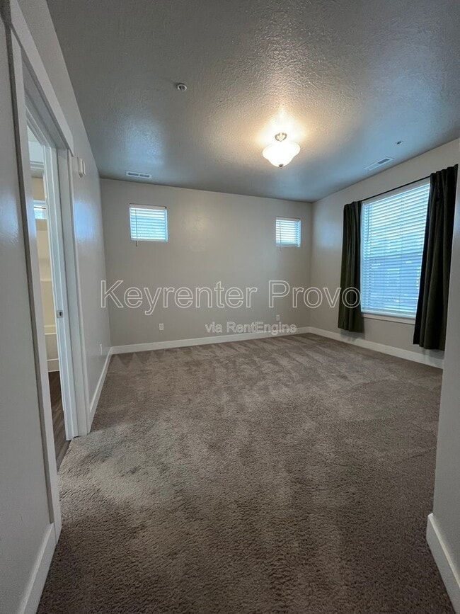 Building Photo - 586 N 360 W