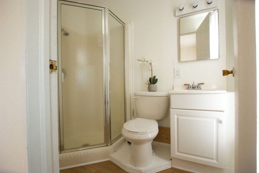 Building Photo - 1805 E Lake Dr