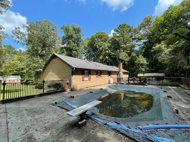 Building Photo - Wonderful ranch with inground pool!