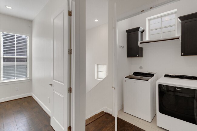 Building Photo - 1030 W 26th St