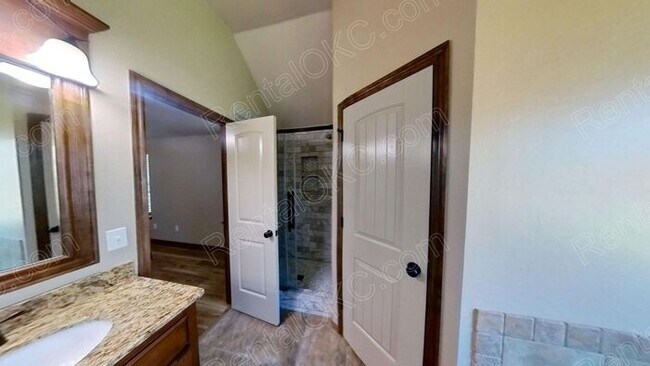 Building Photo - 3/2 plus office in gated SW neighborhood