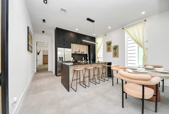 Building Photo - 2211 Staples St