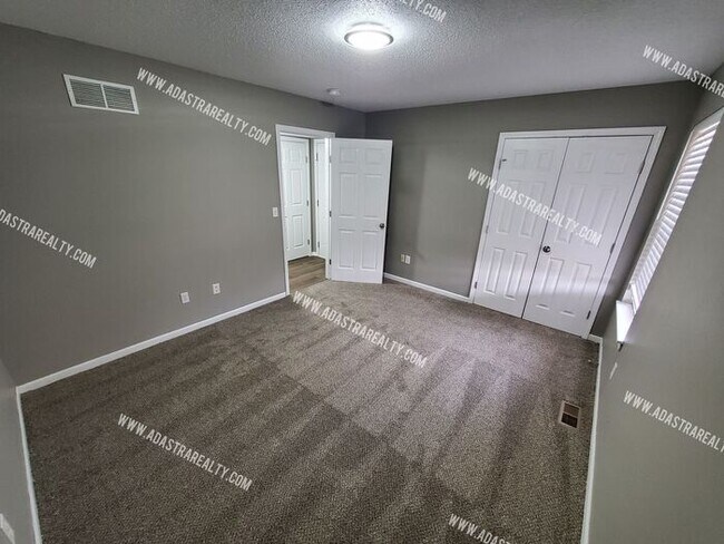 Building Photo - Gorgeous Modern Shawnee Townhome!! So much...