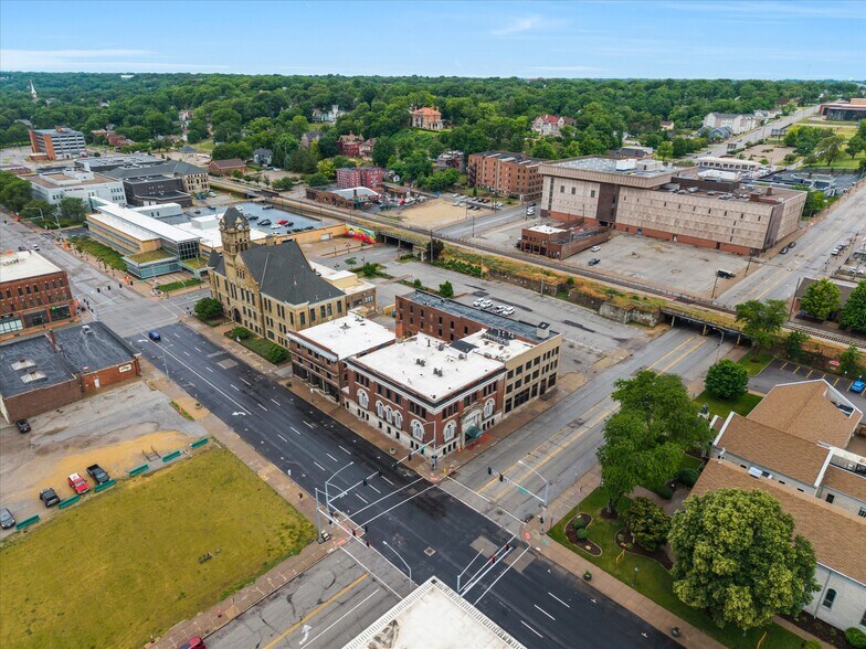 Building Photo - 400 N Main St