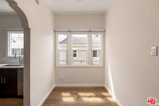 Building Photo - 840 N Fuller Ave
