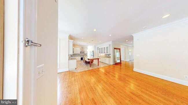 Building Photo - 6403 Earlham Dr