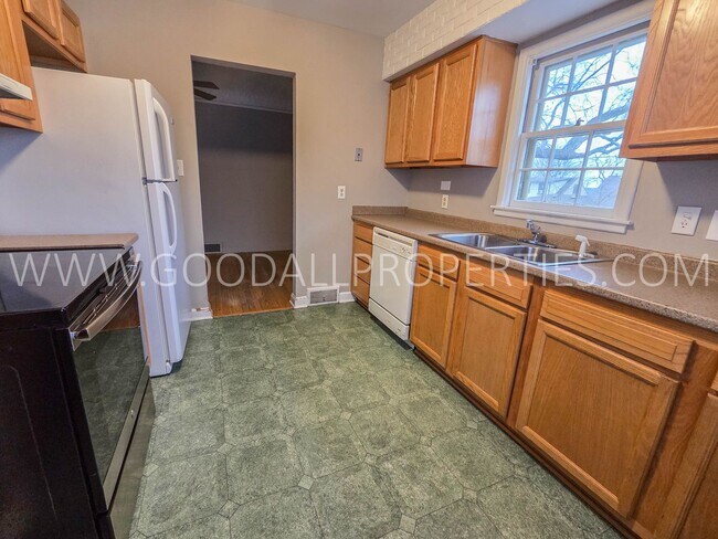 Building Photo - 3 bedroom brick home in the Waveland park area