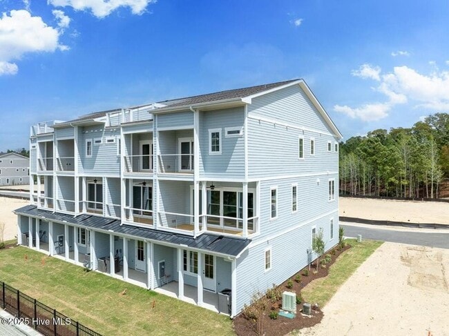 Building Photo - Brand new georgous 4 bed 3.5 bath townhome...