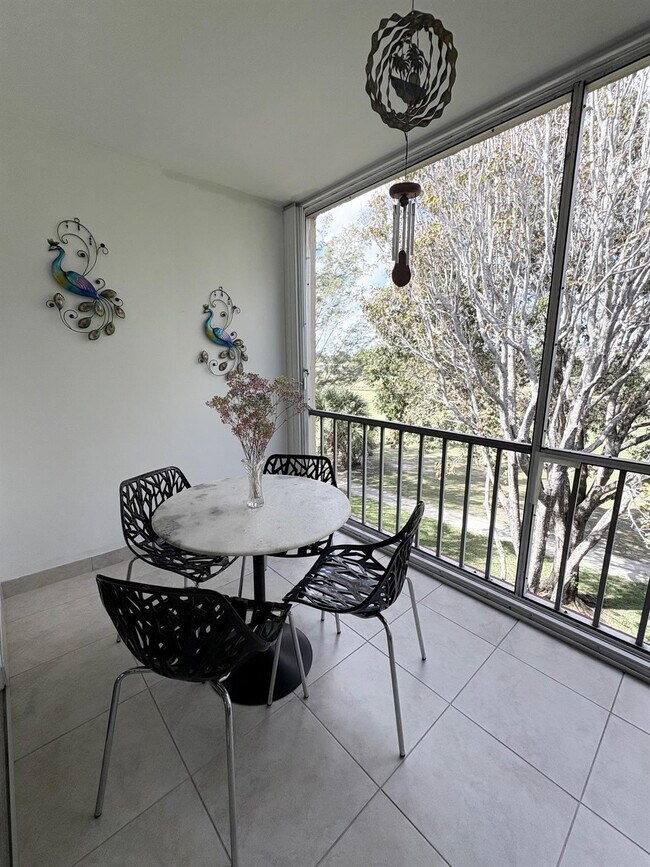 Building Photo - 1055 Country Club Dr