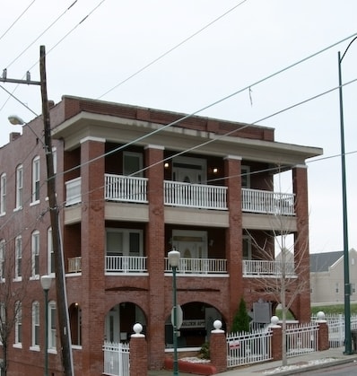 Building Photo - 528 E 8th St