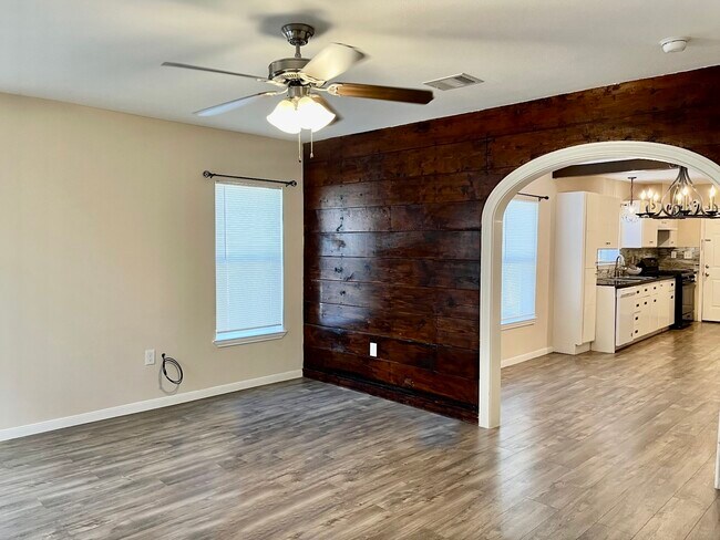 Building Photo - 104 N Eastwood St