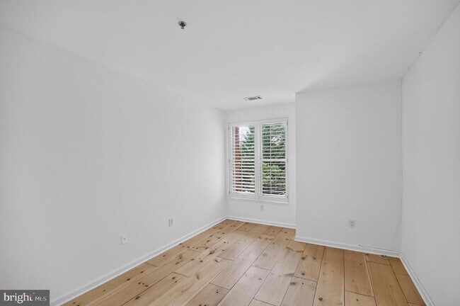 Building Photo - 1855 Stratford Park Pl