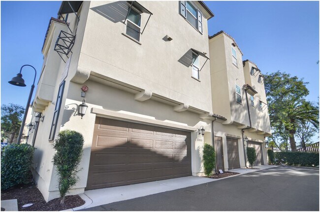 Building Photo - Townhome in Trabuco Canyon!
