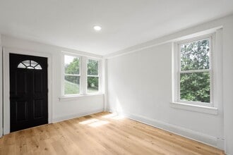 Building Photo - READY FOR MID-OCTOBER! This BEAUTIFUL 1-be...