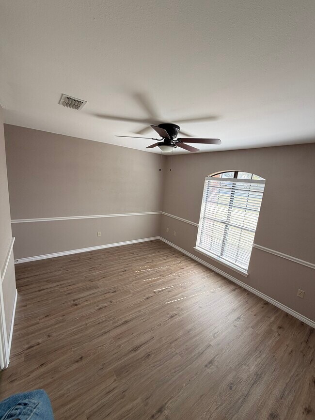 Building Photo - 111 Crestview St