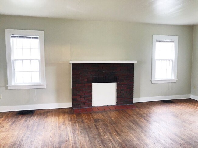 Building Photo - 323 S Eagleson Ave
