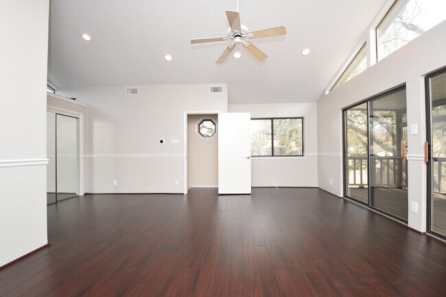Building Photo - 4/3 w/ Fenced yard & enclosed patio!