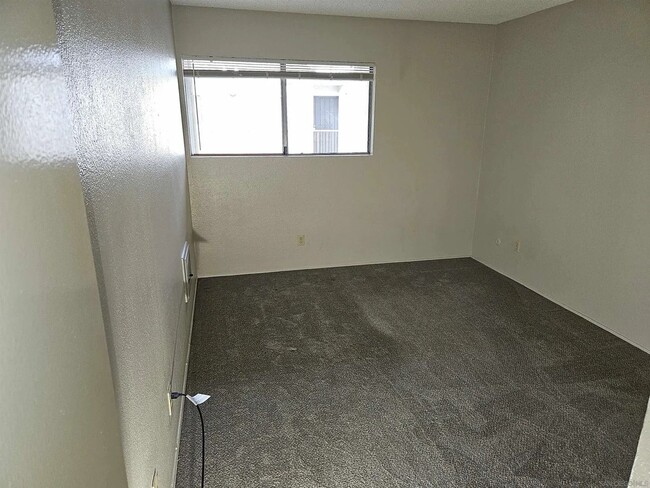 Building Photo - Upstairs 1-Bedroom in Central Location!