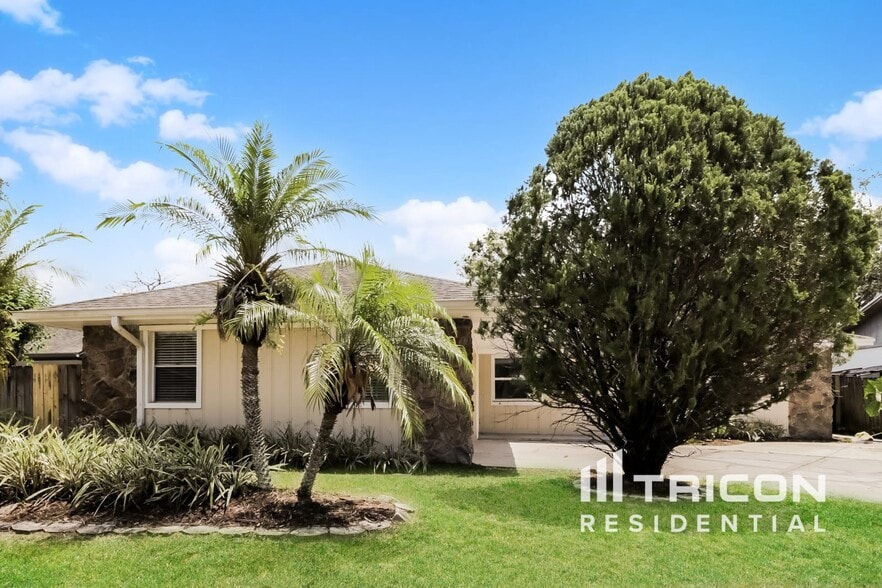 Primary Photo - 7116 Green Needle Dr