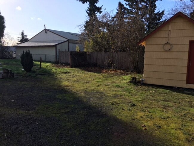 Building Photo - BraP01