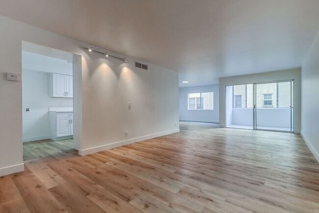 Building Photo - 435 N Oakhurst Dr