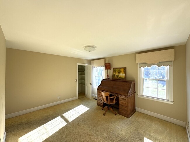 Building Photo - Beautiful 5 Bedroom 3 Bathroom House on Country Club Golf Course!