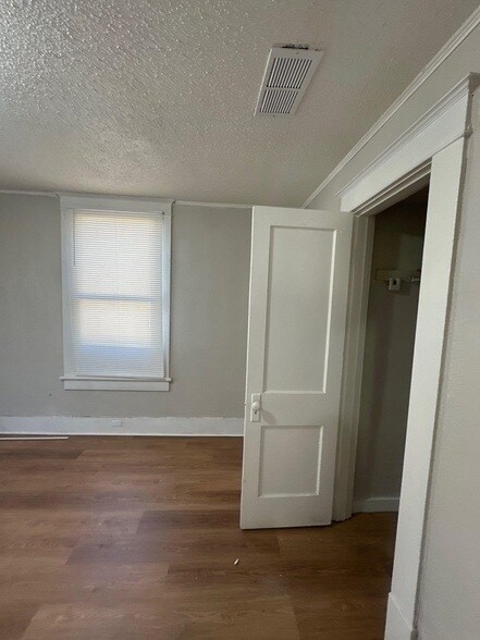 Building Photo - 1075 Kney St