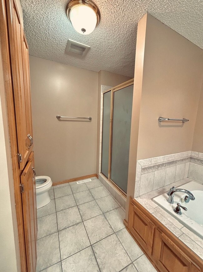 Building Photo - Huge 5 bed home located in Maple Grove!