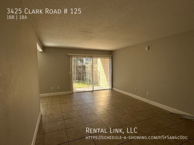 Building Photo - Spacious condo with a private patio, pool,...