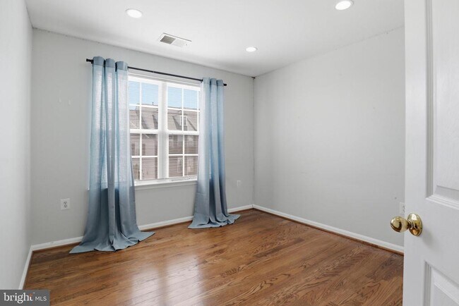 Building Photo - 915 Buttonwood Terrace NE
