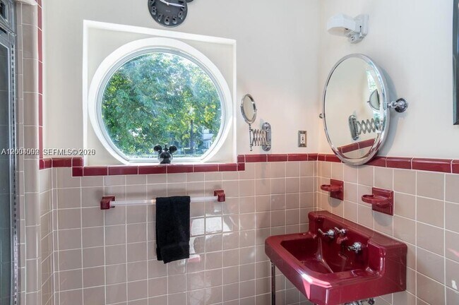 Building Photo - 1123 Bay Dr