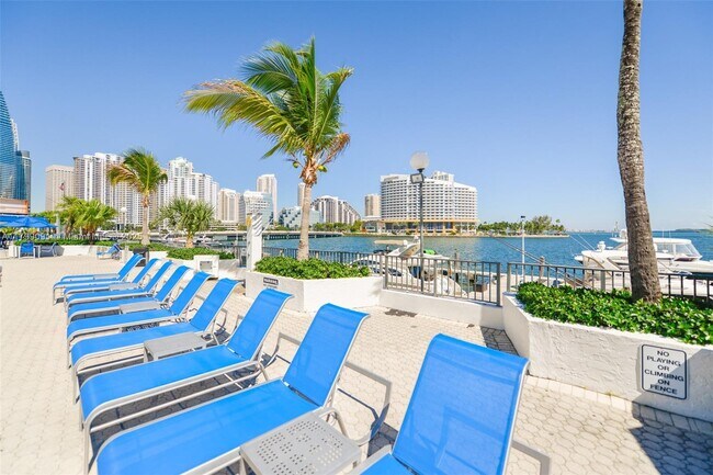 Building Photo - 801 Brickell Bay Dr