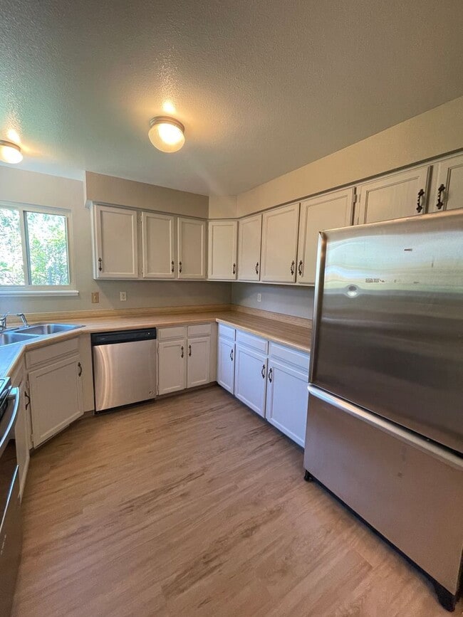 Building Photo - 4425 Hollyhock St