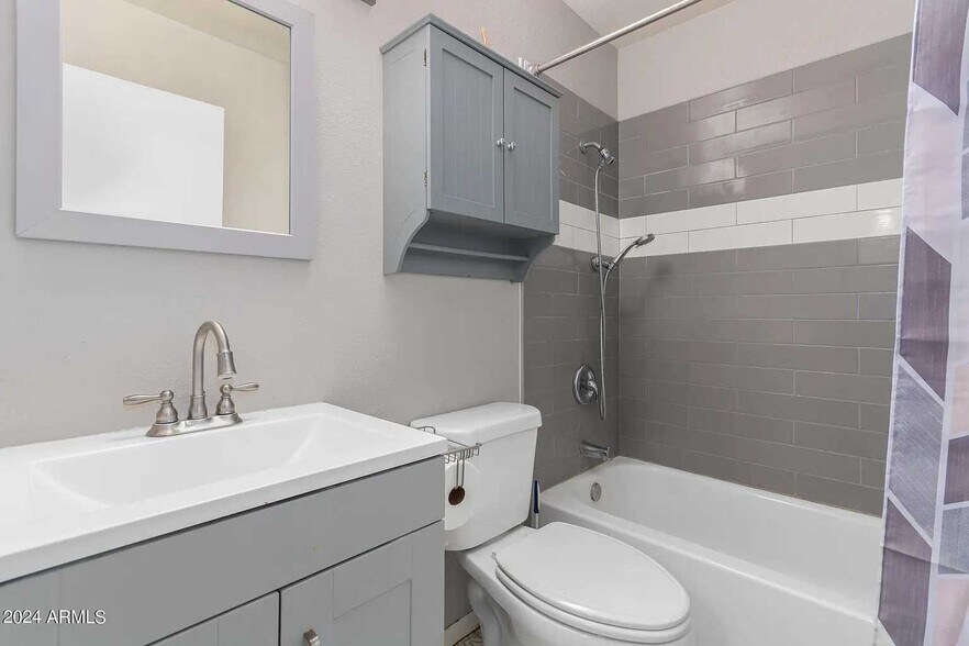 Building Photo - 716 E Hackamore St