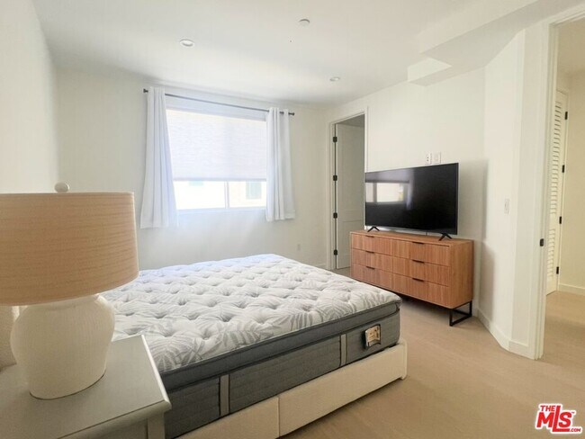 Building Photo - 8926 Sawyer St