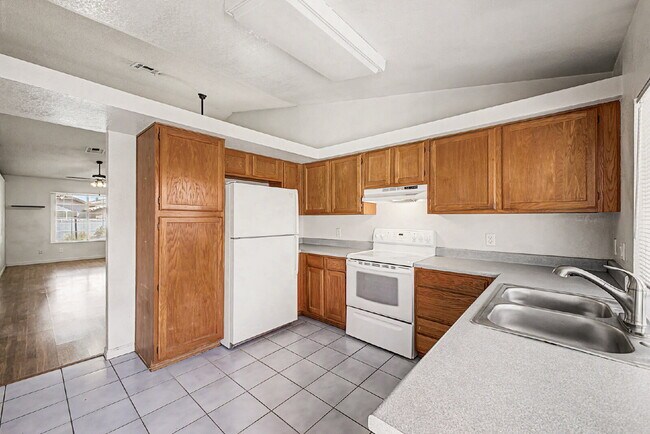 Building Photo - Welcome home to this charming 2-bedroom, 2-bath residence in the heart of Chandler!